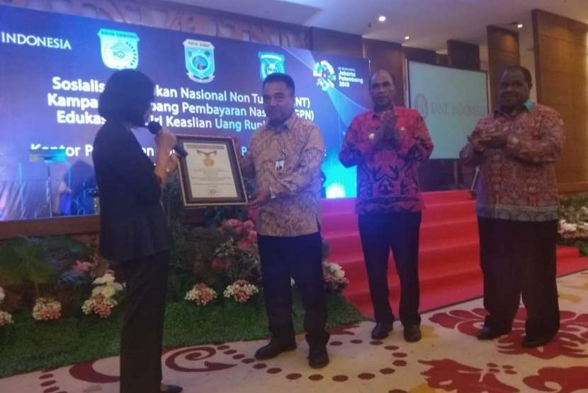 Kepala BI Provinsi Papua Barat Donny Heatubun menerima piagam rekor MURI tentang pembagian uang eletronik kepada pelajar terbanyak dan pembelian kebutuhan sekolah dengan menggunakan uang elektronik terbanyak di Sorong, Papua Barat, Jumat (10/8).