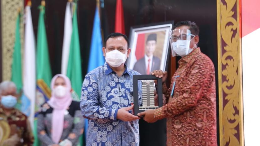 Penyerahan plakat dari Ketua KPK Firli Bahuri (kiri) kepada Direktur Bisnis Regional Sumatera dan Kalimantan PLN Wiluyo Kusdwiharto (kanan).