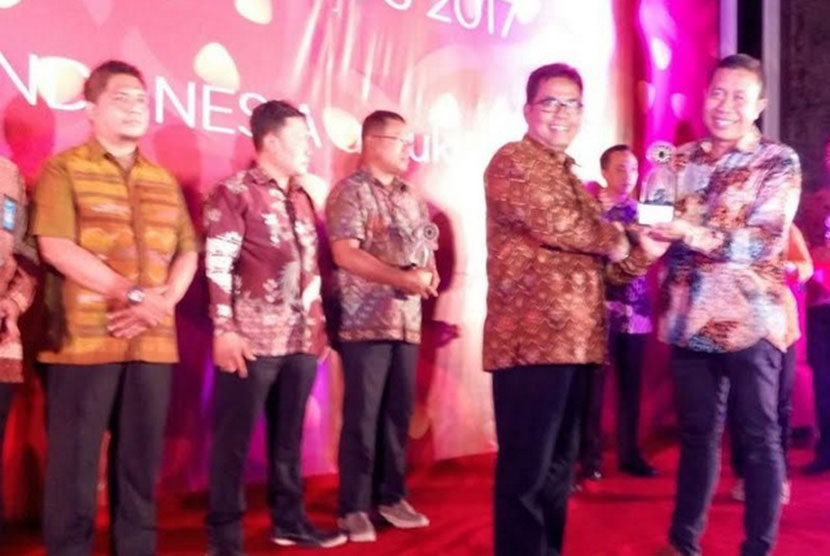Penyerahan PRI Award 2017 kepada Humas Pemerintah Aceh.