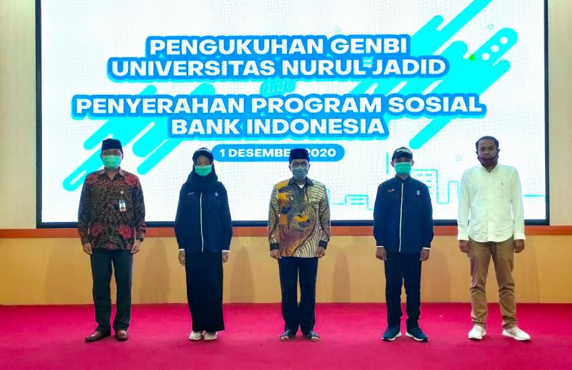 Penyerahan program bantuan sosial BI untuk mahasiswa dan pengukuhan Generasi Baru Indonesia (GenBI) Universitas Nurul Jadid (UNUJA) di Paiton, Kabupaten Probolinggo, Selasa (1/12).