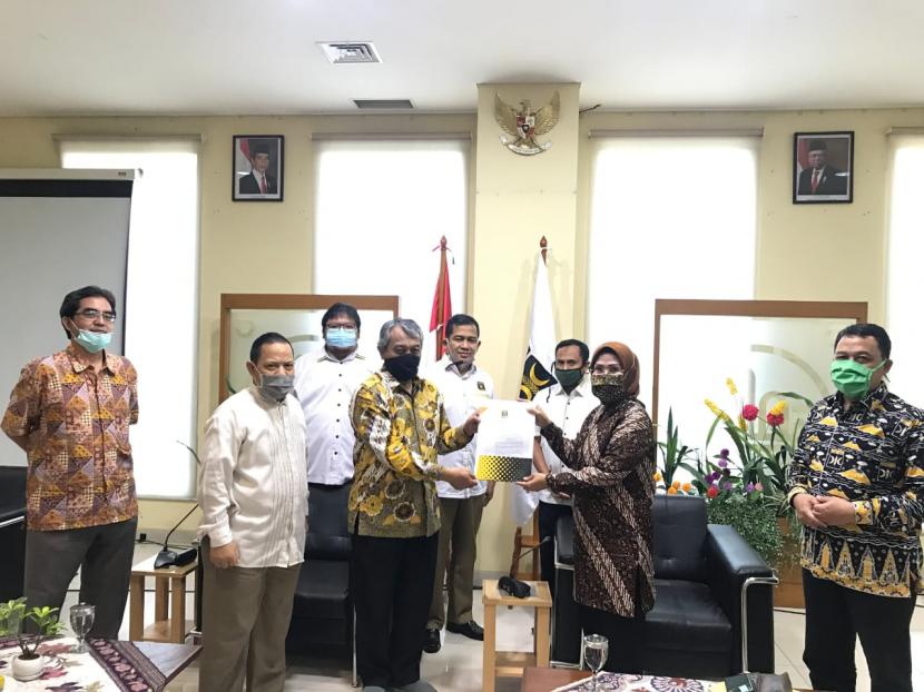 Penyerahan rekomendasi dilakukan Ketua DPP PKS Wilayah Daerah Jakarta-Jawa Barat-Banten, Ahmad Syaikhu kepada  bakal calon bupati dan wakil bupati Serang Ratu Tatu Chasanah-Pandji Tirtayasa (Tatu-Pandji) di Jakarta, Selasa (2/6).