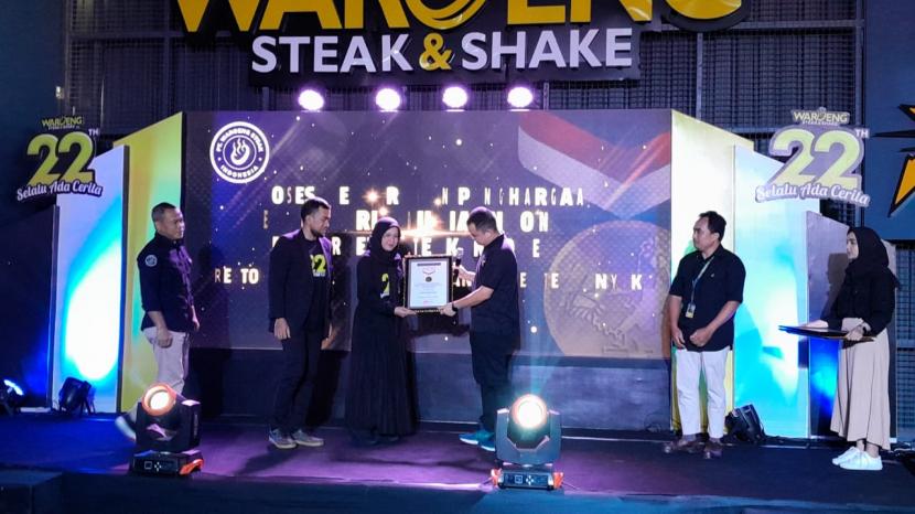 Penyerahan rekor Muri oleh Wakil Direktur Utama Muri, Osmar Semesta kepada Waroeng Steak & Shake sebagai Restoran Steak Halal dengan outlet Terbanyak.