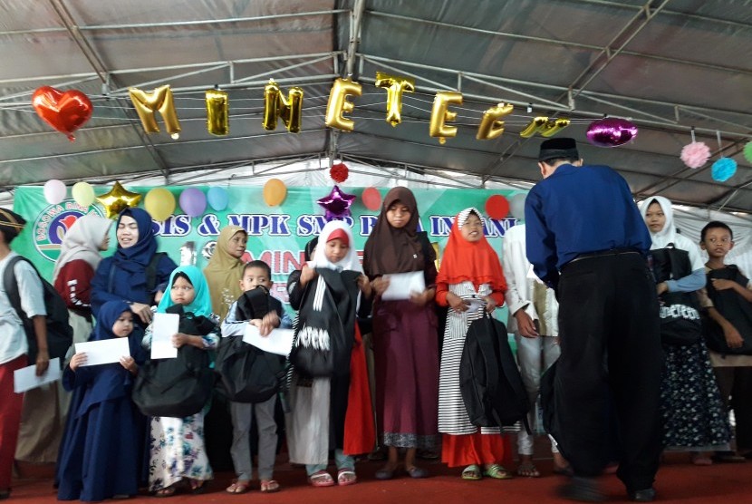 Penyerahan santuan kepada anak yatim dan dhuafa dalam rangka Mineteen yang diadakan oleh SMP Bina Insani, Bogor.