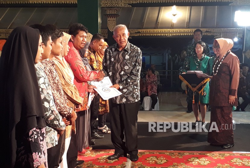  Penyerahan santunan kepada keluarga atau ahli waris  petugas-petugas KPPS dan Panwaslu di Kabupaten Sleman yang meninggal dunia.  Santunan diserahkan Bupati Sri Purnomo didampingi Wakil Bupati Sri  Muslimatun di Pendopo Parasamya, Sabtu (18/5).