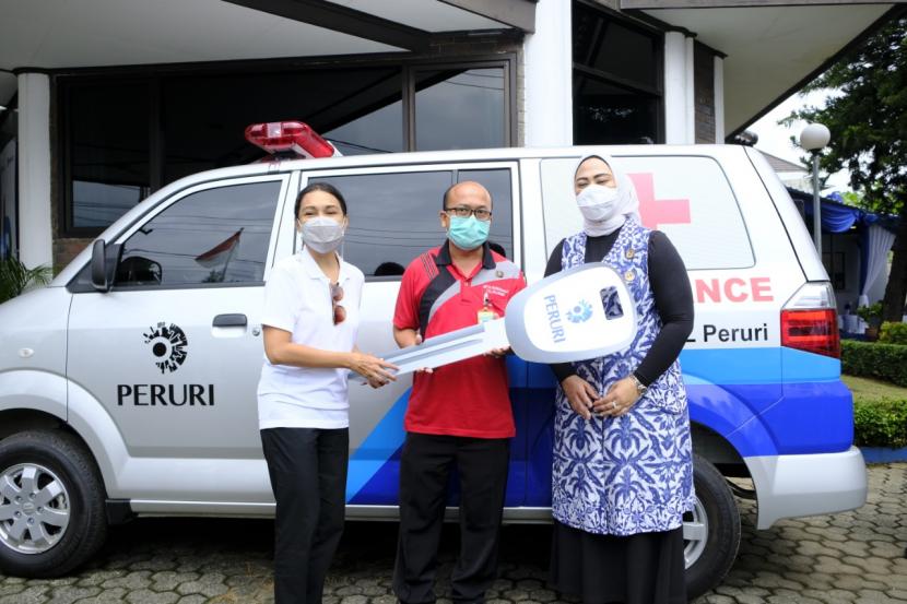 Penyerahan satu unit ambulans dari Peruri untuk Puskesmas Telukjambe, Karawang.