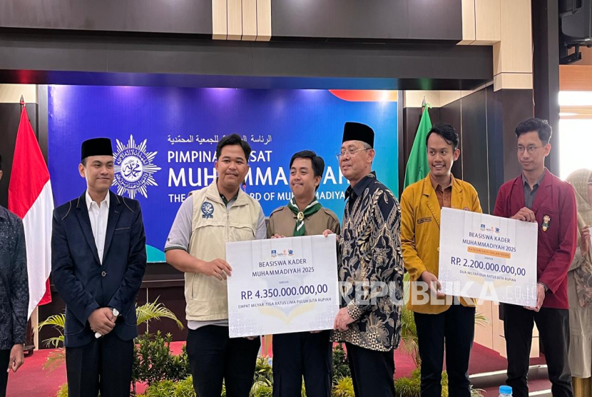 Penyerahan secara simbolik Beasiswa Kader Muhammadiyah 2025 kepada para penerima di Kantor PP Muhammadiyah, Senin (25/8/2025). 