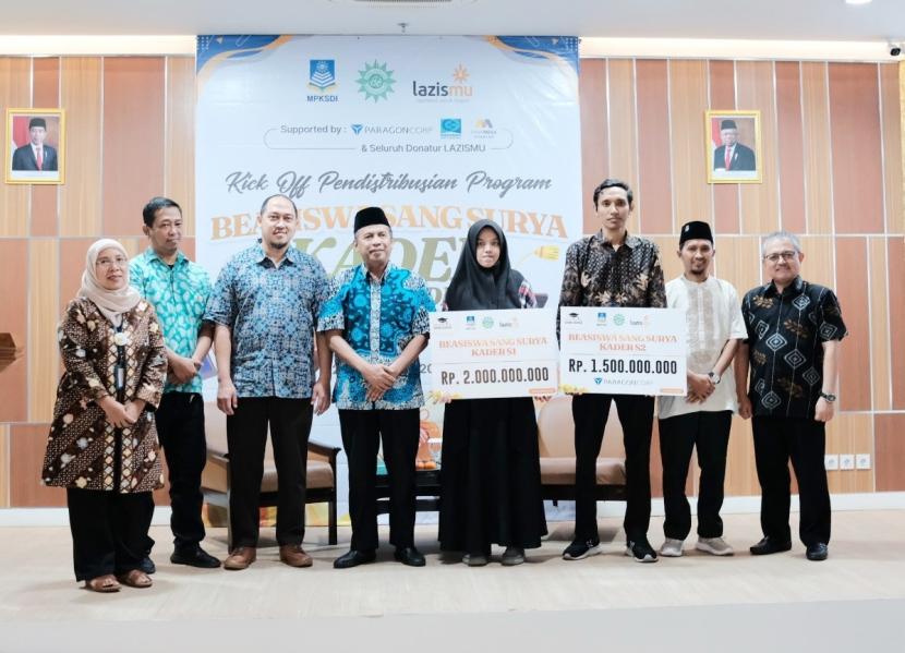 Penyerahan secara simbolis Beasiswa Sang Surya 2024 di auditorium Gedung Dakwah Muhammadiyah Jakarta, Jumat (20/9/2024).