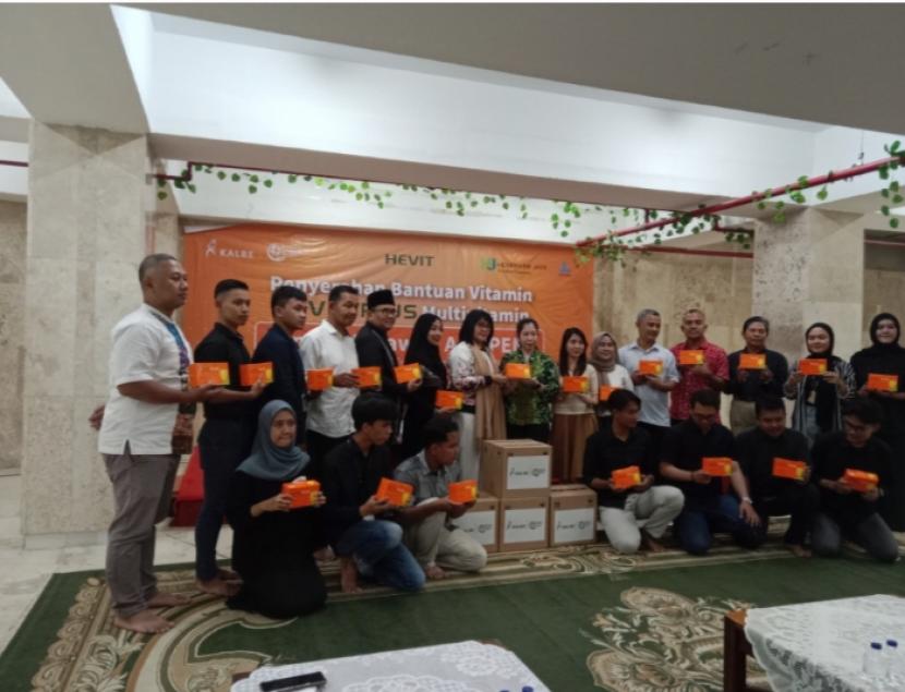 Penyerahan secara simbolis donasi untuk Ikatan Pekerja Sosial Masyarakat (IPSM), Asosiasi Relawan Perguruan Tinggi Anti Penyalahgunaan Narkoba (Artipena), dan pengurus Masjid Istiqlal.  