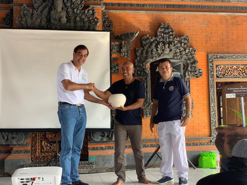 Penyerahan secara simbolis kerja sama PT Anugerah Pharmindo Lestari (APL) yang diwakili oleh Christophe Piganiol, Presiden Direktur, PT Anugerah Pharmindo Lestari, kepada Made Janur Yasa, Founder The Plastic Exchange dan I Made Sudarya, Kepala Desa Meliling. PT Anugerah Pharmindo Lestari mengadopsi sebuah desa dalam program Gerakan ramah lingkungan yang digagas oleh The Plastic Exchange untuk membiasakan pengelolaan sampah yang baik oleh masyarakat.