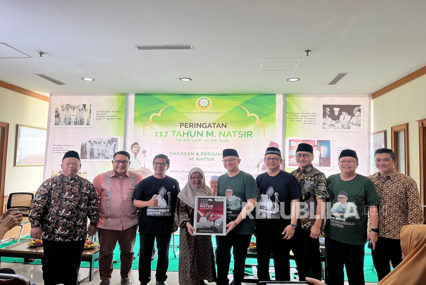 Penyerahan secara simbolis poster film kepada Erick Yusuf selaku produser eksekutif.