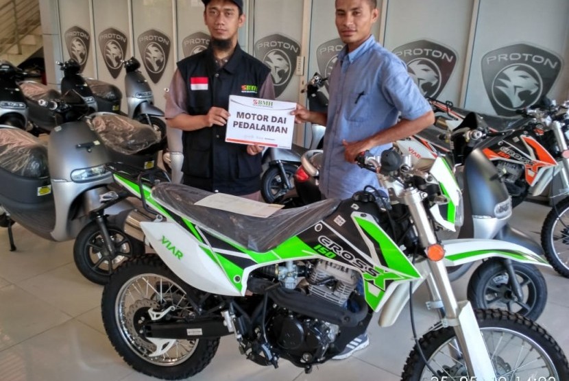 Penyerahan sepeda motor untuk Dai Tangguh Pedalaman Paser, Kalimantan Timur.