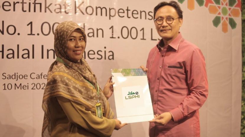 Penyerahan sertifikasi halal LSP Halal Indonesia.