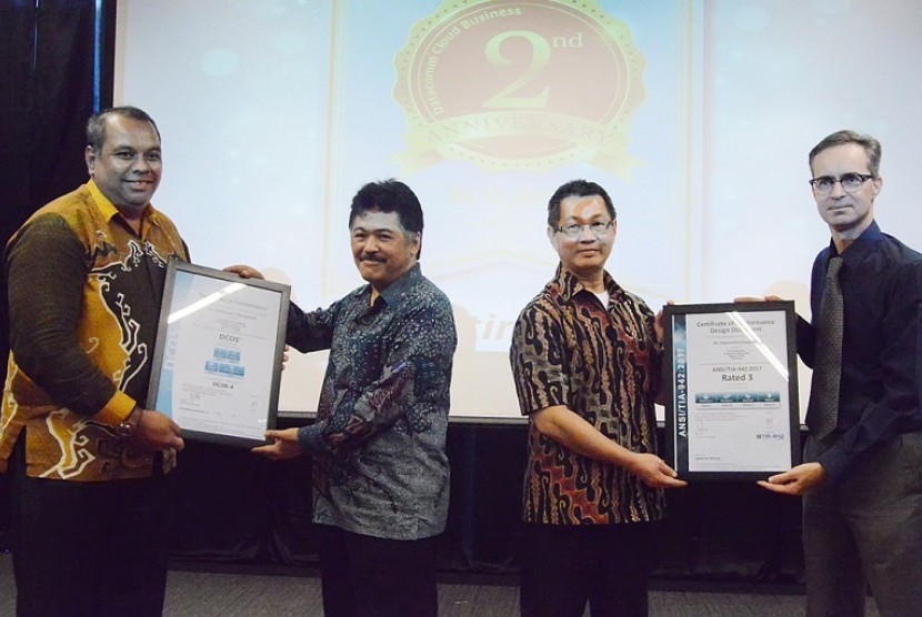 Penyerahan sertifikat ANSI/TIA-942:2017 untuk Pusat Data Datacomm Cloud Business dari lembaga Enterprise Products Integration (EPI) di Jakarta (24/10).