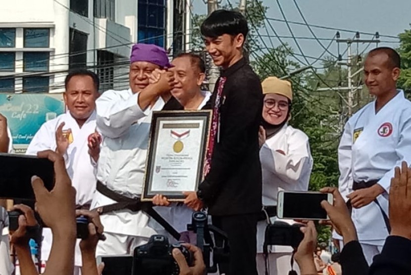 Penyerahan sertifikat pemecahan rekor MURI untuk peserta terbanyak peragaan gerak karate Kata 1 dan 2 kepada Gubernur Kalsel Sahbirin Noor di Banjarmasin, Ahad (8/9).