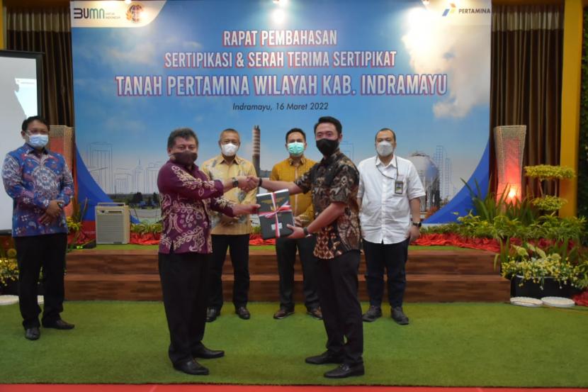 Penyerahan sertifikat tanah oleh Kepala Kantor Pertanahan Nasional (BPN) Kabupaten Indramayu, Gunung Jayalaksana kepada General Manager Project Balongan PT Kilang Pertamina Internasional Nugroho.