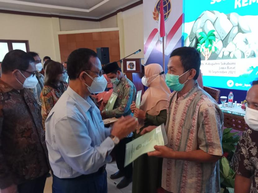 Penyerahan sertifikat tanah program strategis Kementerian ATR/BPN kepada warga Kabupaten Sukabumi di Hotel Pangrango Sukabumi, Jumat (10/9).
