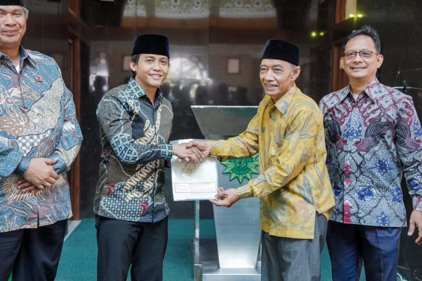 Penyerahan sertifikat tanah wakaf milik Persatuan Islam (Persis) di Pondok Pesantren Persatuan Islam 99 Rancabango, Tarogong, Garut, pada Ahad 11 Juni 2023. 