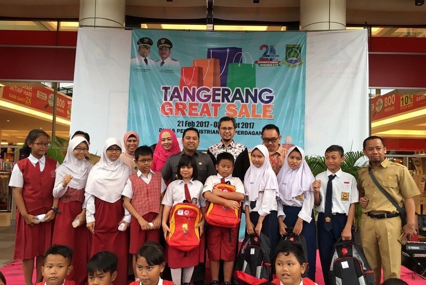 Penyerahan simbolis bantuan 500 kacamata minus dan 500 paket perlengkapan sekolah bagi anak-anak di kota Tangerang