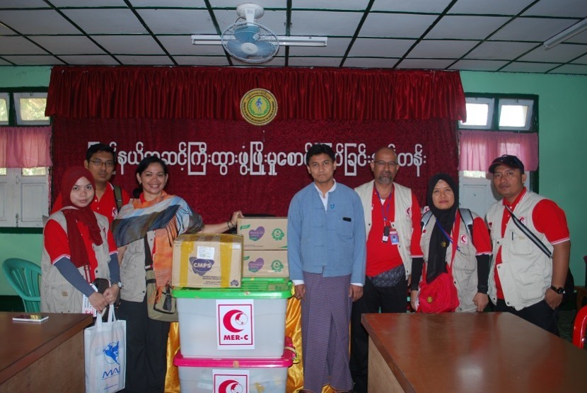 Penyerahan simbolis bantuan obat-obatan dari tim kemanusiaan MER-C Indonesia untuk pengungsi di Rakhine, Myanmar, yang diterima oleh Dr. Aung Thurein selaku Deputy State Health Director of Sittwe