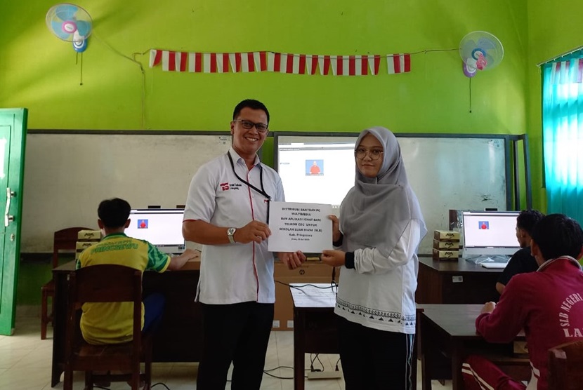Penyerahan simbolis bantuan PC Multimedia dan Aplikasi i-CHAT dari perwakilan Community Development Center Telkom (kiri) kepada Sekolah Luar Biasa (SLB) Negeri Pringsewu, Lampung, beberapa waktu yang lalu.