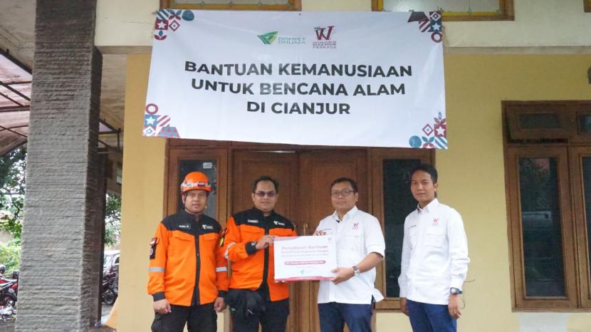Penyerahan simbolis donasi 10.000 paket makanan bergizi dari PT Widodo Makmur Perkasa Tbk ke Dompet Duafa untuk membantu korban gempa bumi Cianjur.