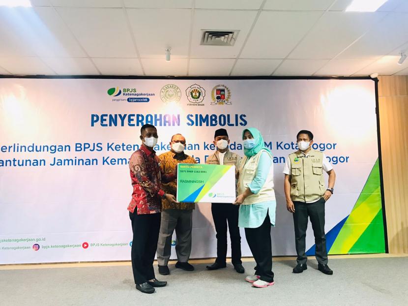 Penyerahan simbolis kartu peserta BPJS Ketenagakerjaan untuk 203 pekerja sosial masyarakat yang tergabung dalam IPSM Kota Bogor, Kamis (13/1). 