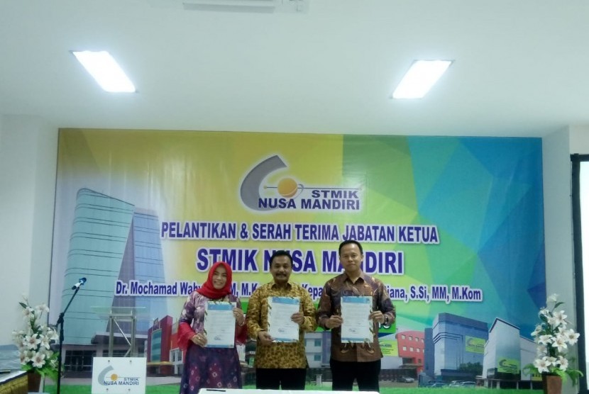 Penyerahan SK dan pelantikan Ketua STMIK Nusa Mandiri, Dr Dwiza Riana.