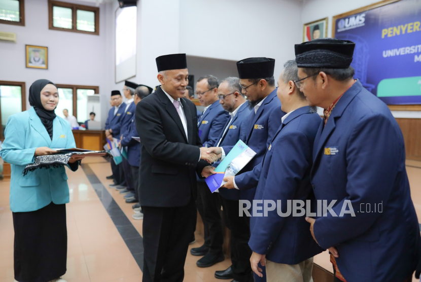 Penyerahan SK kepada pejabat struktural UMS.
