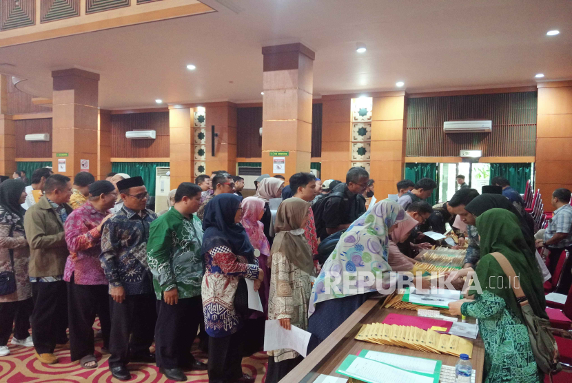 Penyerahan SK kepada ratusan pegawai Badan Usaha Satuan Pendidikan UIN Syarif Hidayatullah Jakarta.
