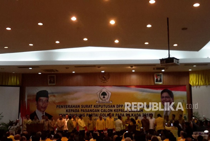 Penyerahan Surat Keputusan (SK) DPP Partai Golkar kepada pasangan calon kepala daerah yang diusung pada pilkada 2018 di DPP Golkar, Slipi, Jakarta Barat, Jumat (5/1).