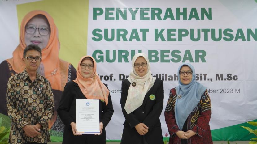 Penyerahan Surat Keputusan (SK) guru besar perempuan pertama di bidang ilmu kebidanan di Indonesia kepada Mufdlilah yang merupakan civitas akademik Unisa Yogyakarta. 