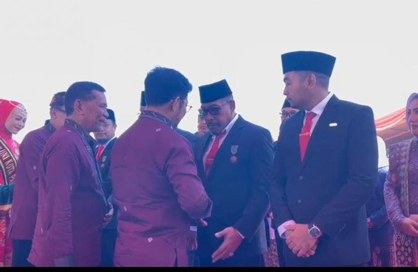 Penyerahan Tanda Jasa Satyalancana Wira Karya oleh Mentan ke Gubernur Maluku.