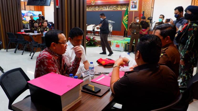 Penyerahan tersangka kasus Sambo ke Kejaksaan Agung.