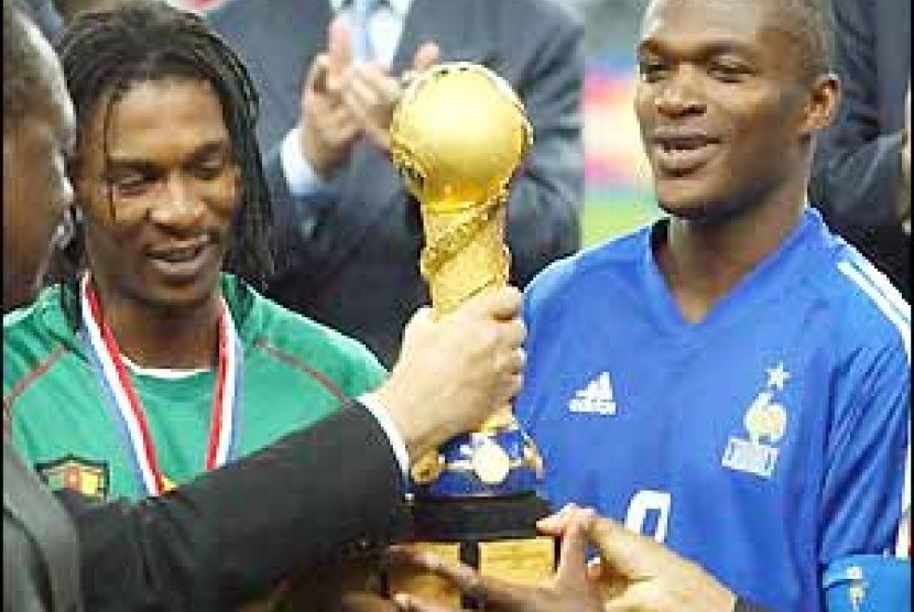 Penyerahan trofi Piala Konfederasi 2003 yang penuh haru. Kapten Prancis Marcel Desailly mengajak kapten Kamerun Rigobert Song mengangkat piala bersama-sama untuk menghormati pemain Kamerun yang meninggal di laga semifinal, Marc Vivien Foe.