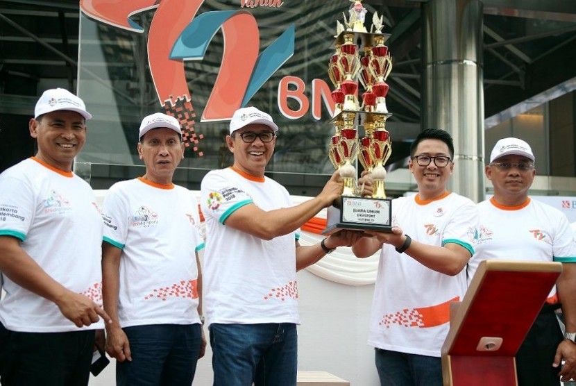 Penyerahan trophy juara utama kompetisi olahraga permainan dari Direktur Utama BNI Achmad Baiquni (ketiga dari kiri) kepada Ketua Umum HUT Ke-72 BNI Okki Rushartomo.