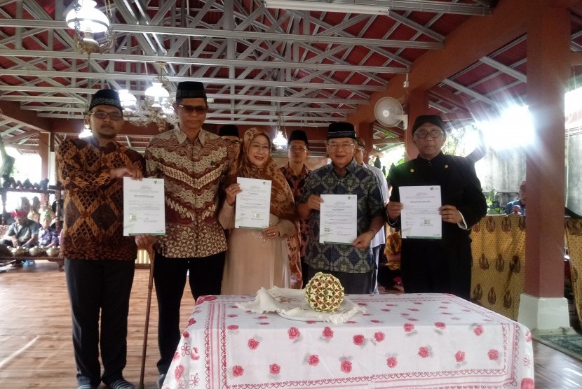 Penyerahan wakaf gamelan antara pegiat budaya, Trusti Mulyono dengan Dompet Dhuafa dan Paguyuban Budaya Suluk Nusantara di Pendopo Mulyo Budoyo, Depok, Sabtu (27/1). 