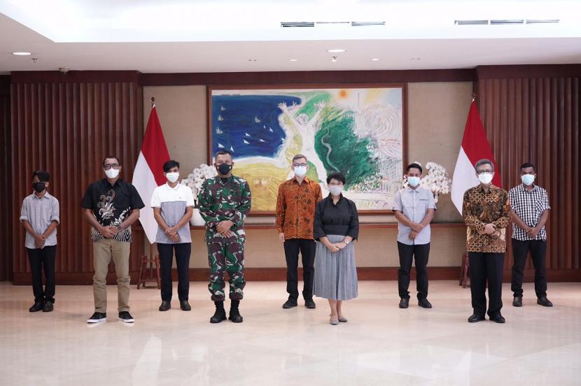 Penyerahterimaan tersandera Abu Sayyaf yang telah dibebaskan kepada keluarga oleh Menteri Luar Negeri Retno Marsudi, BIN, dan TNI, Senin (5/4) 
