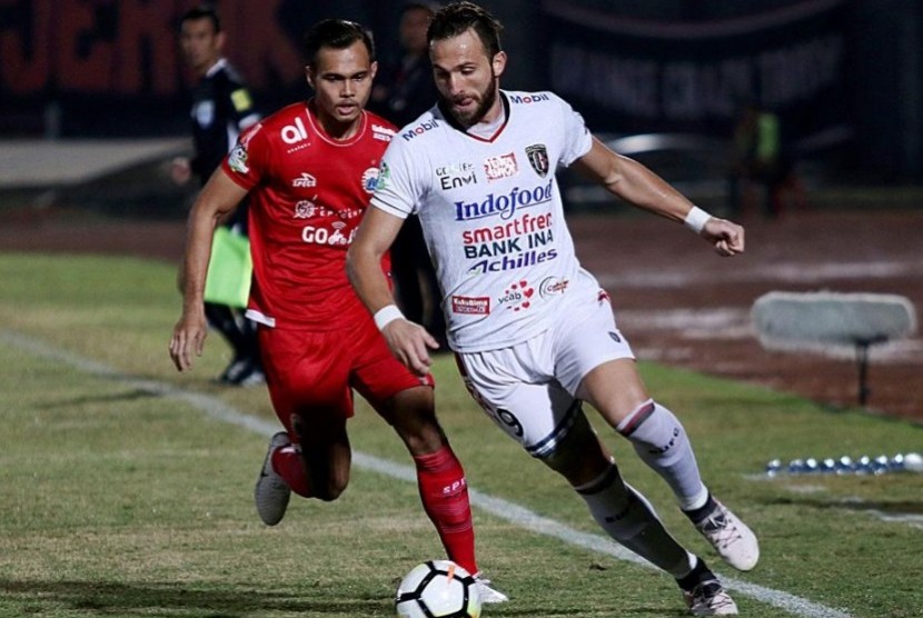 Penyeran Bali United Ilija Spasojevic (kanan) dibayangi bek Persija Rezaldi Hehanusa.