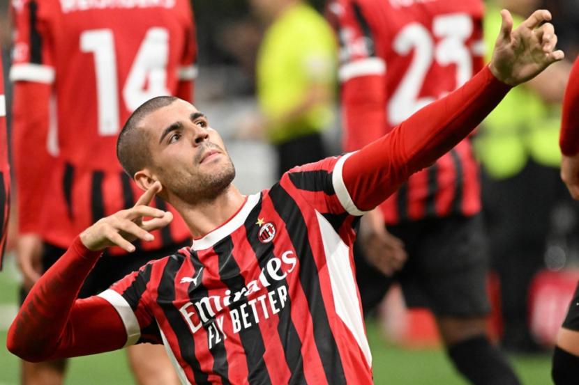 Penyerang AC Milan Alvaro Morata merayakan golnya ke gawang Lecce dalam lanjutan Serie A Liga Italia di San Siro, Milan, Sabtu (28/9/2024) dini hari WIB.