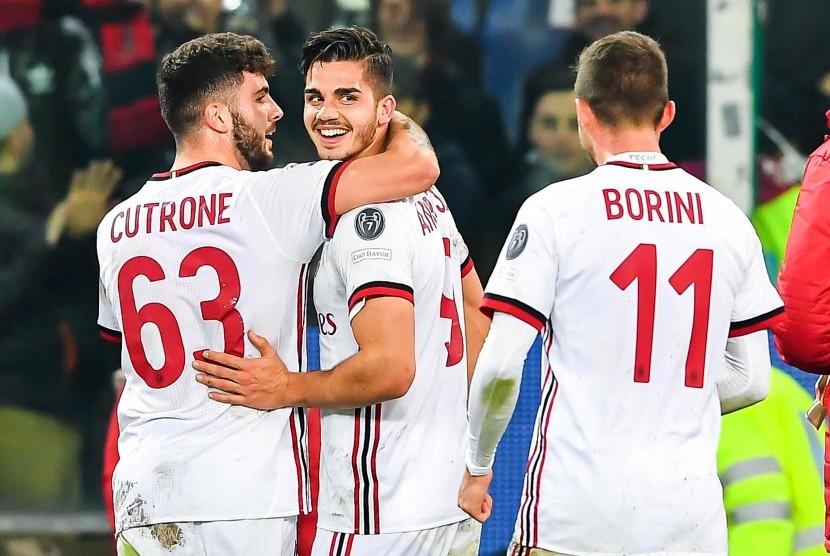 Penyerang AC Milan asal Portugal (tengah) ketika melakukan selebrasi bersama rekan setimnya, Patrick Cutrone (kiri) dan Fabio Borini (kanan). 