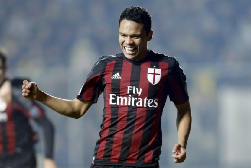 Penyerang AC Milan Carlos Bacca merayakan golnya ke gawang Frosinone.