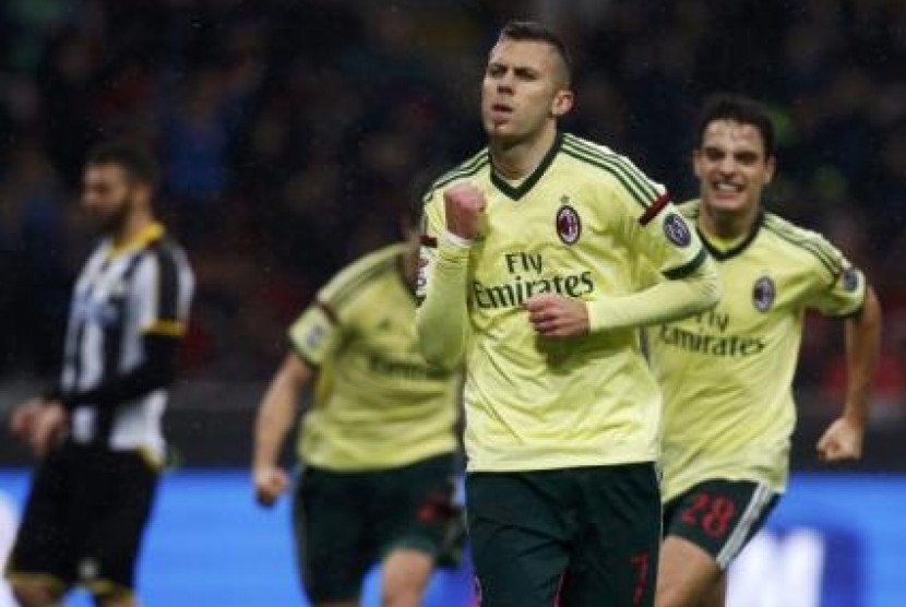 Penyerang AC Milan Jeremy Menez melakukan selebrasi setelah menjebol gawang Udinese dalam lanjutan Serie A, Ahad (30/11).