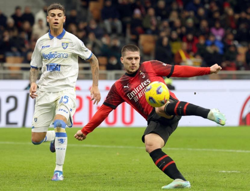 Penyerang AC Milan Luka Jovic mencetak gol ke gawang Frosinone di Serie A Liga Italia. 