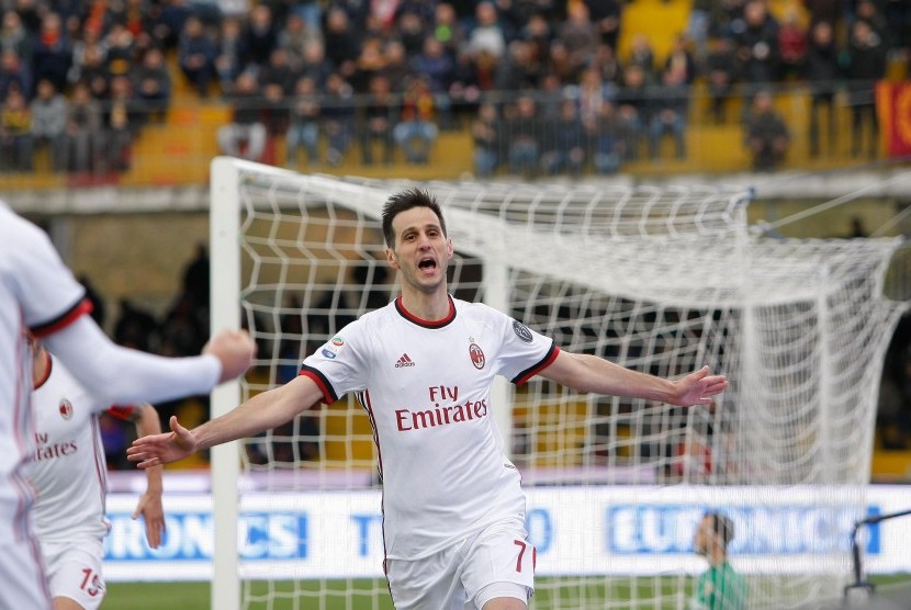 Penyerang AC Milan Nikola Kalinic merayakan gol ke gawang Benevento pada lanjutan Liga Italia Serie A di Stadion Ciro Vigorito, Benevento, Italia, Ahad (3/12). 