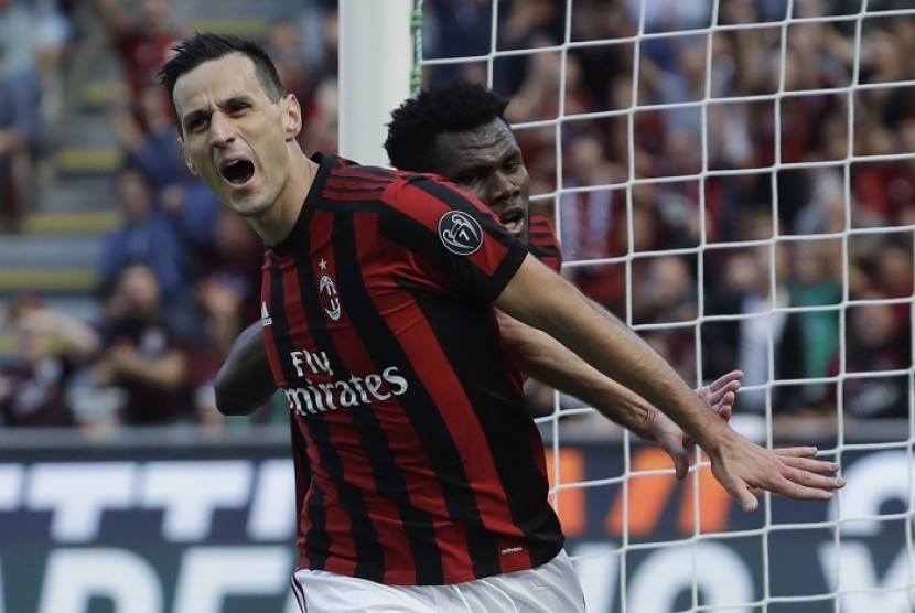 Penyerang AC Milan Nikola Kalinic merayakan golnya ke gawang Udinese.