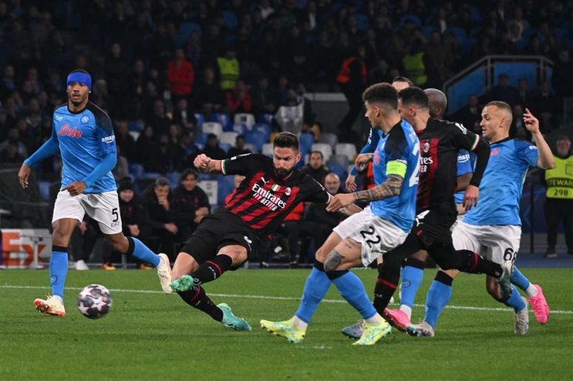 Penyerang AC Milan Olivier Giroud (kedua kiri) saat menghadapi Napoli di Liga Champions.