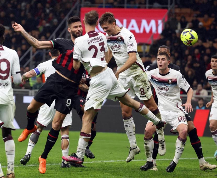 Penyerang AC Milan Olivier Girous (kiri) mencetak gol ke gawang Salernitana dalam lanjutan Serie A Liga Italia.