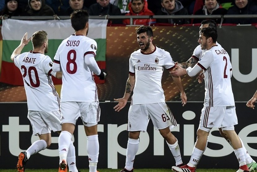 Penyerang AC Milan Patric Cutrone (kedua kanan) merayakan golnya ke gawang Ludogorets bersama rekan-rekannya.