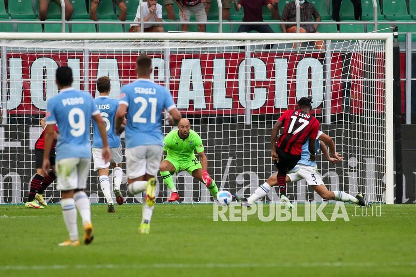  Penyerang AC Milan Rafael Leao (kanan) mencetak gol pertama timnya saat pertandingan sepak bola Serie A Italia AC Milan vs SS Lazio di Stadion San Siro, Milan, Italia, Ahad (12/9). 