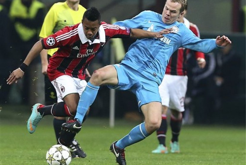 Penyerang AC Milan Robinho berebut bola dengan bek Zenit St Petersburg, Aleksandr Anyukov, pada partai terakhir Grup C Liga Champions di San Siro, Rabu (5/12) dini hari. Milan kalah 0-1 pada pertandingan tersebut.